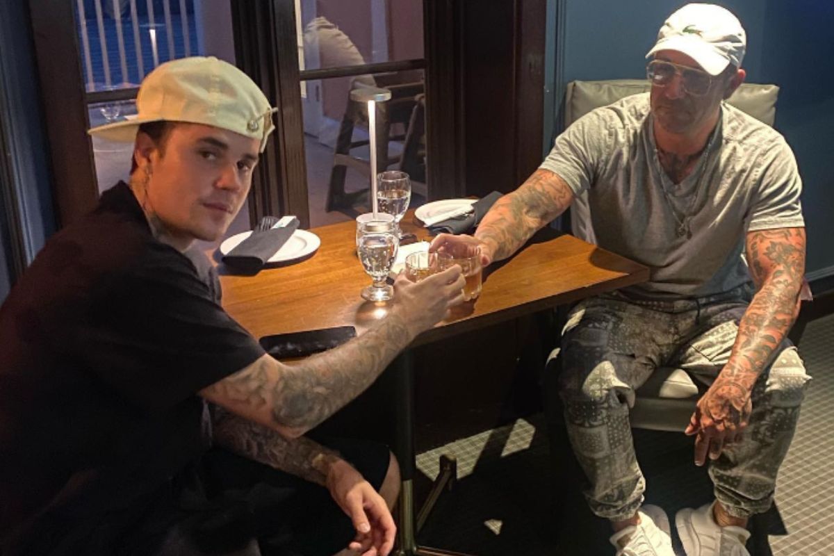 Justin Bieber brinda com o pai, em bar