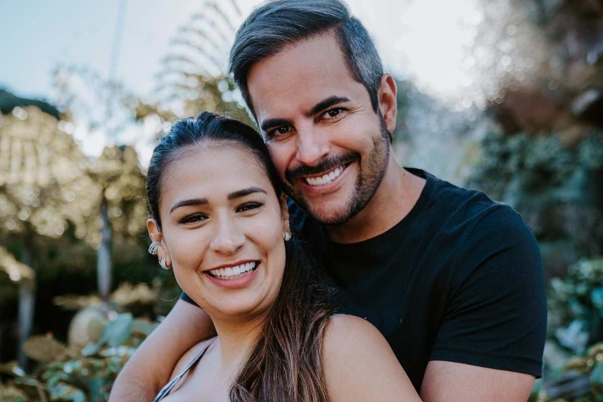 Kaká Diniz e Simone Mendes posando para foto