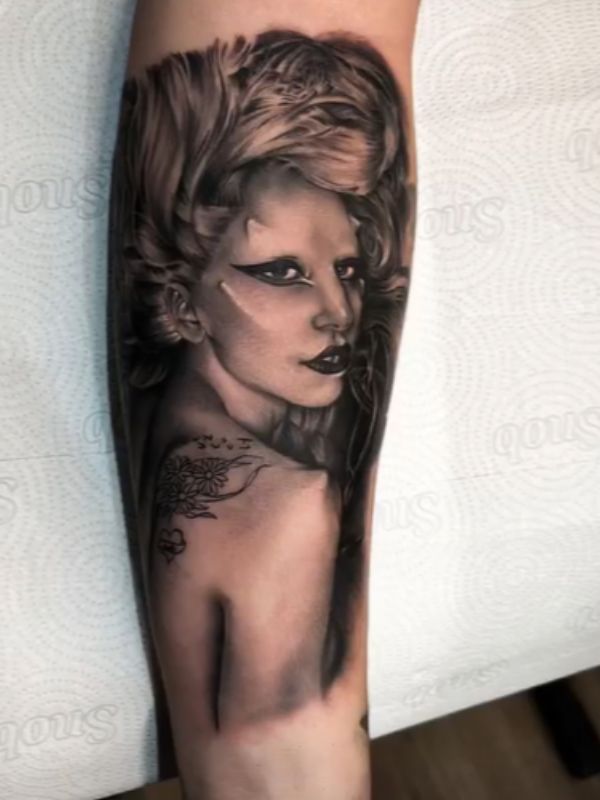 lady-gaga-tatuada-braco-gloria-groove Braço de Gloria Groove tatuado com o rosto de Lady Gaga