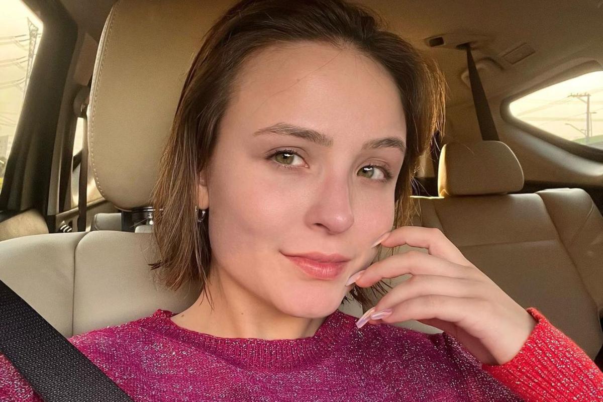 larissa manoela posando séria no carro em selfie