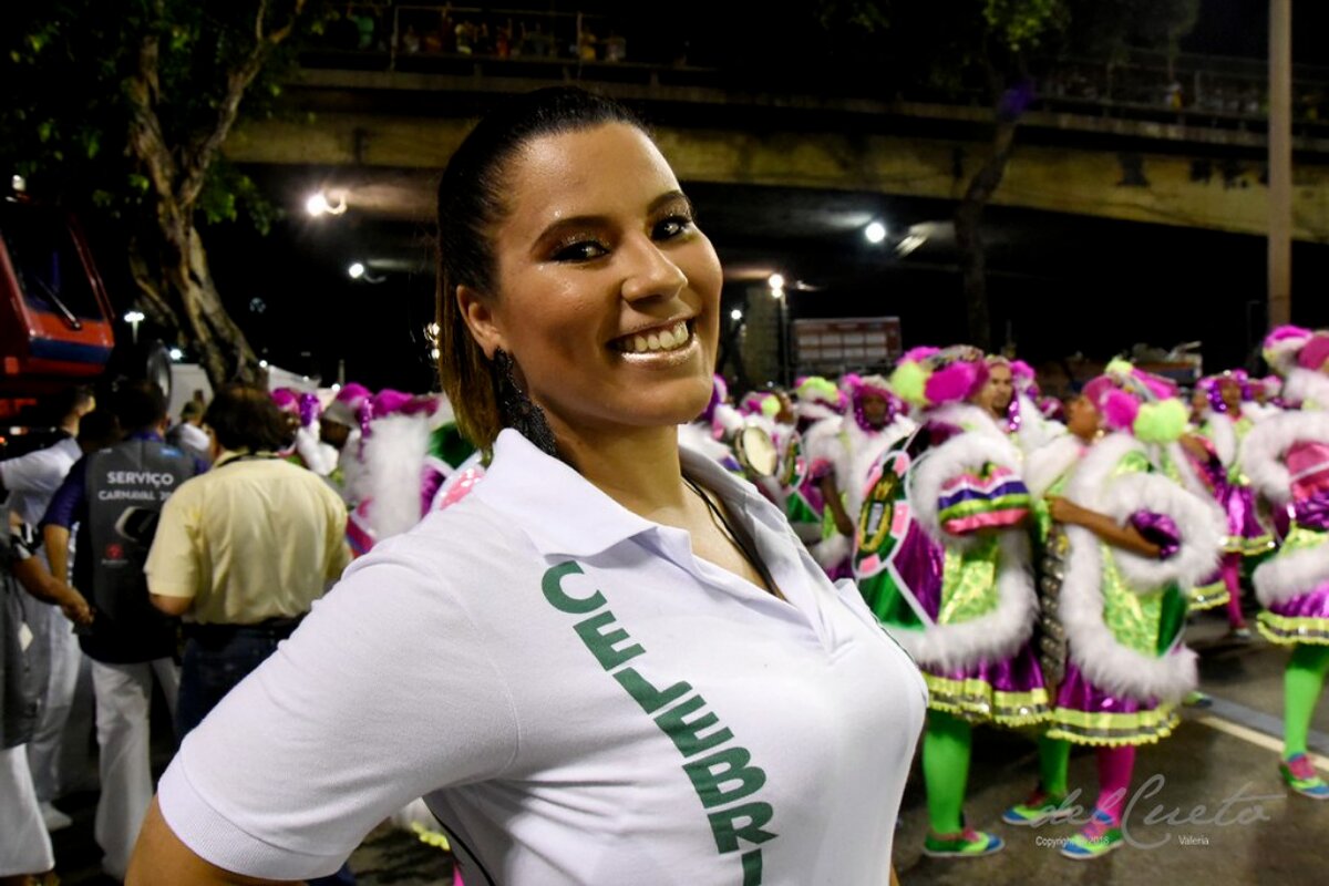 Lívia Moura sorrindo, de camisa branca