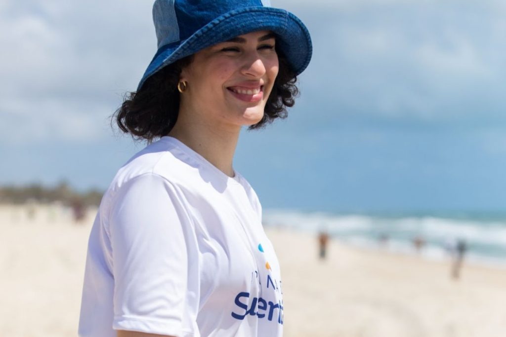 Lívian Aragão em ação do Dia Mundial da Limpeza no Beach Park