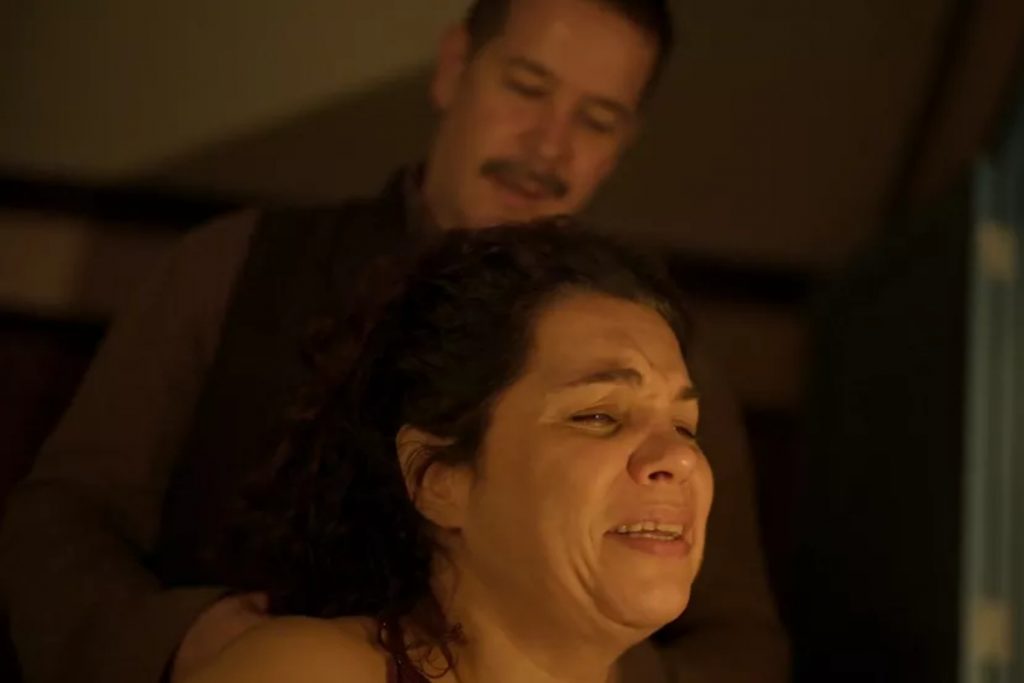 maria bruaca (isabel teixeira) chorando na presença de tenorio (murilo benicio) em pantanal