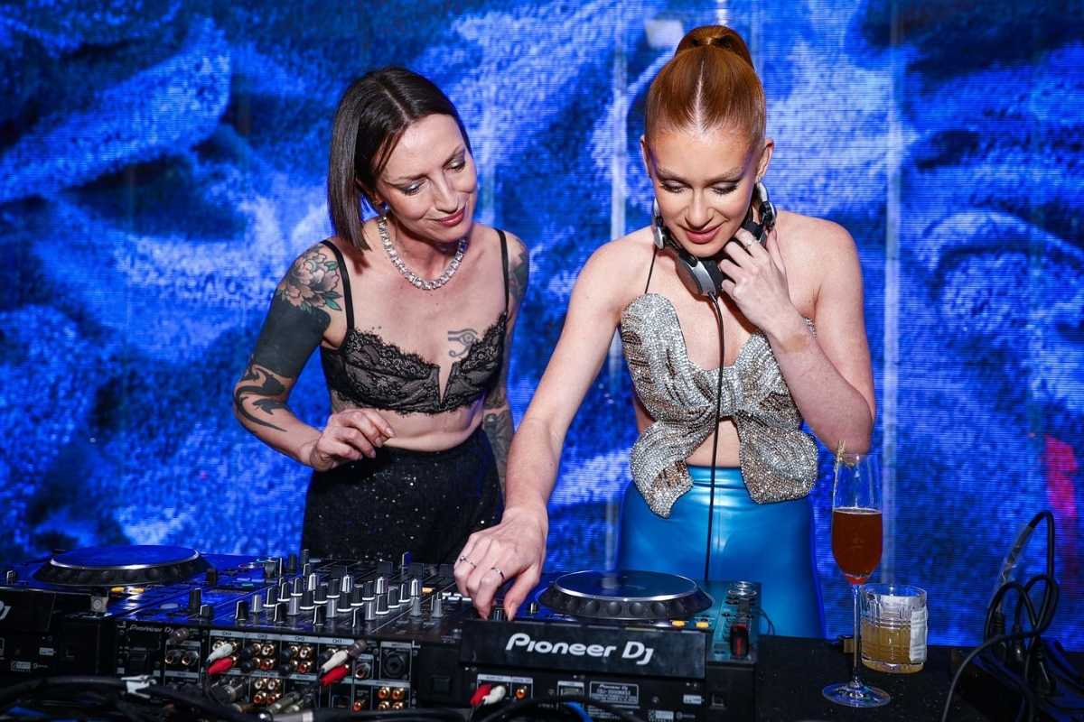 Marina Ruy Barbosa atacando de DJ em festa demarca de Whisky