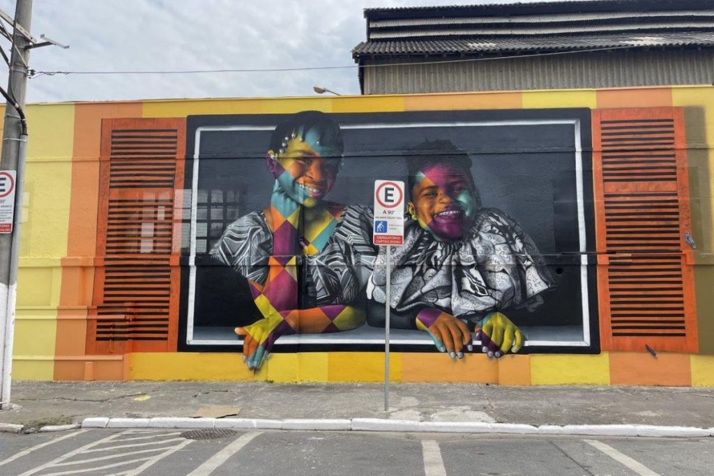 Uma das janelas do novo mural de Eduardo Kobra