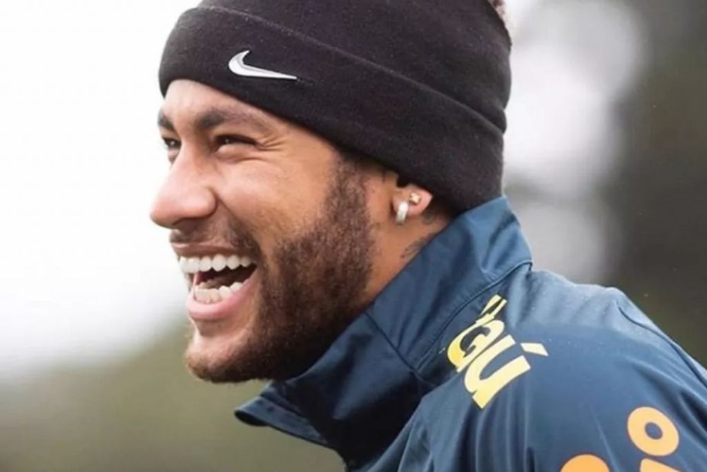 Neymar mostra coleção de figurinhas raras dele mesmo: Aceito propostas -  Quem