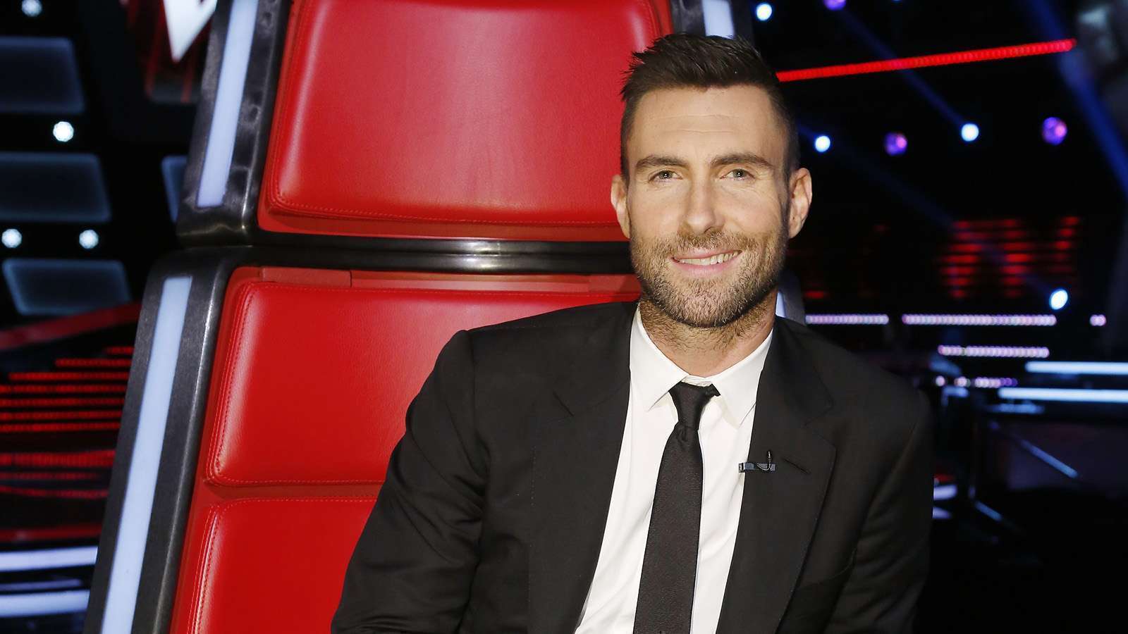 De novo? Adam Levine é acusado de traição pela quinta vez