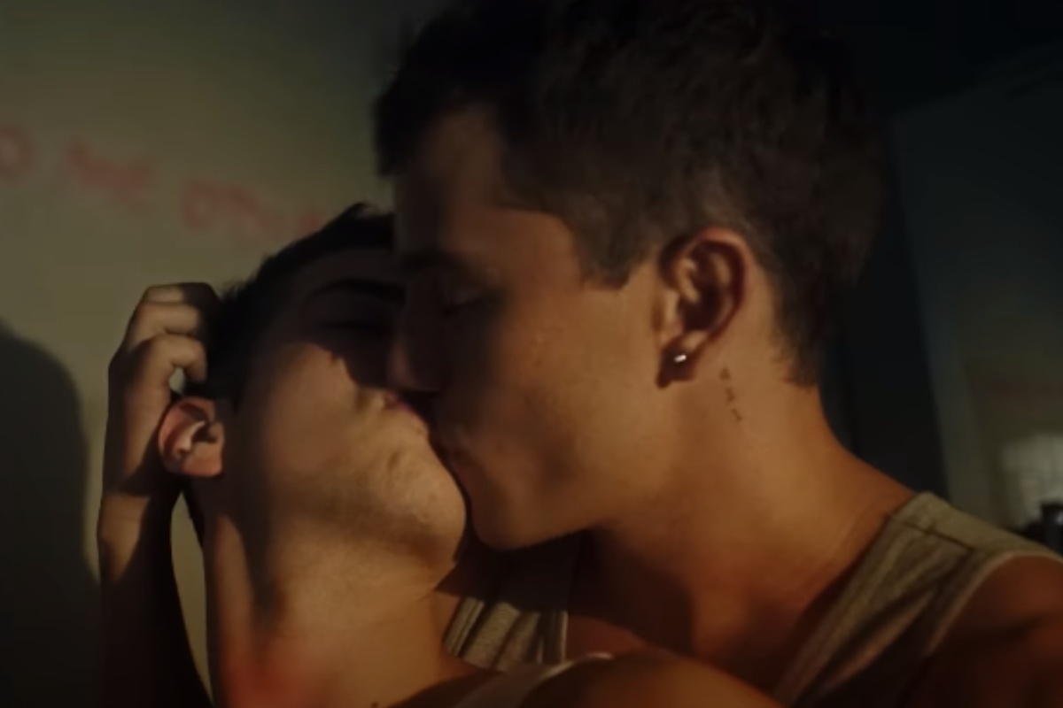 patrick (manu rios) e ivan (andré lamoglia) se beijando em trailer de elite, da netflix