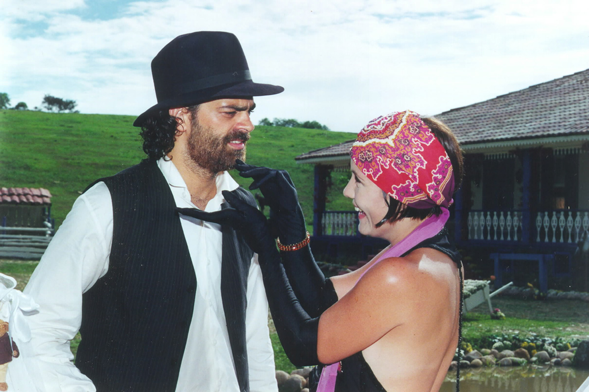 Petruchio (Eduardo Moscovis) e Catarina (Adriana Esteves) em O Cravo e a Rosa