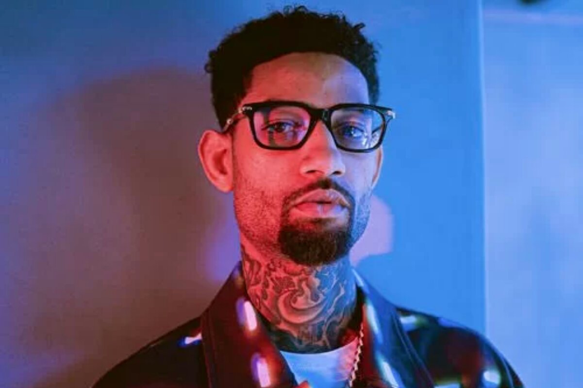 Rapper PnB Rock, de óculos, tatuagens no pescoço