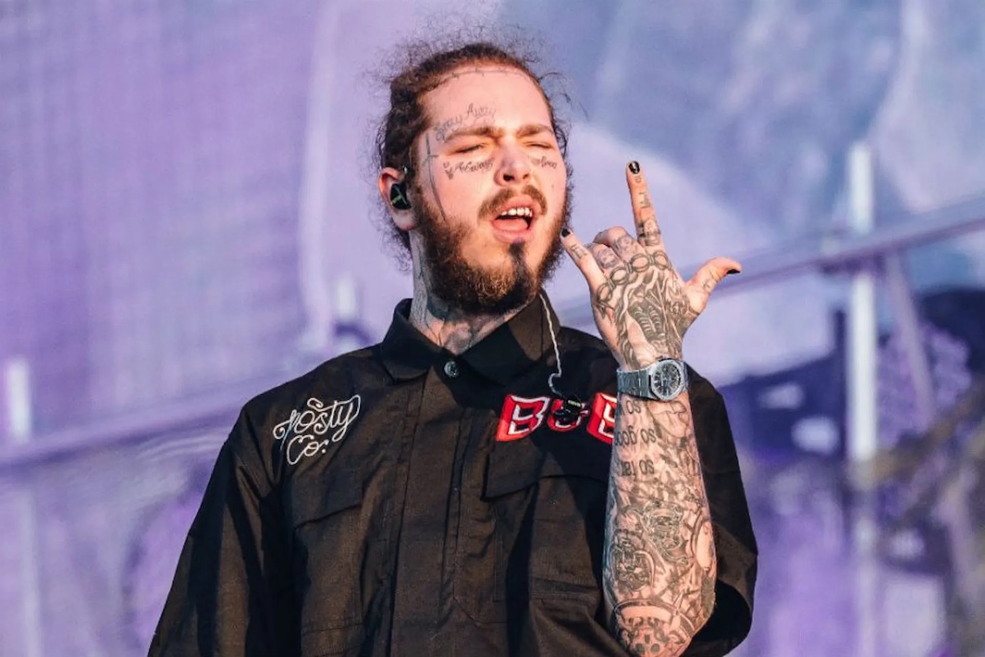 Vídeo: Post Malone cai no palco, bate abdômen e é retirado por paramédicos