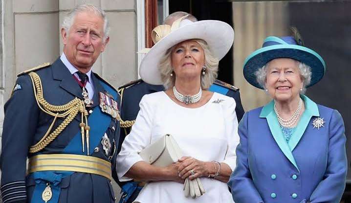 Príncipe Charles e sua esposa Camilla foram os únicos ao lado de Elizabeth em seus últimos momentos