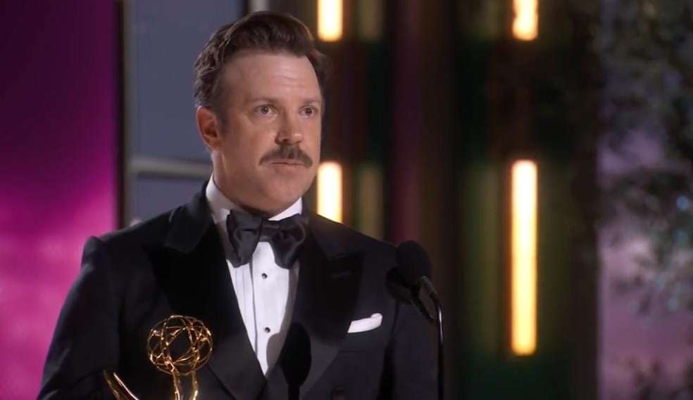 Vencedor do Emmy, Jason Sudeikis de “Ted Lasso” cita os filhos em discurso