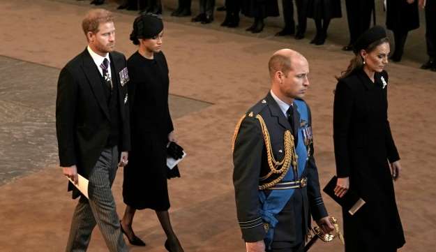 Príncipe Harry é impedido de usar uniforme militar no funeral de Elizabeth II