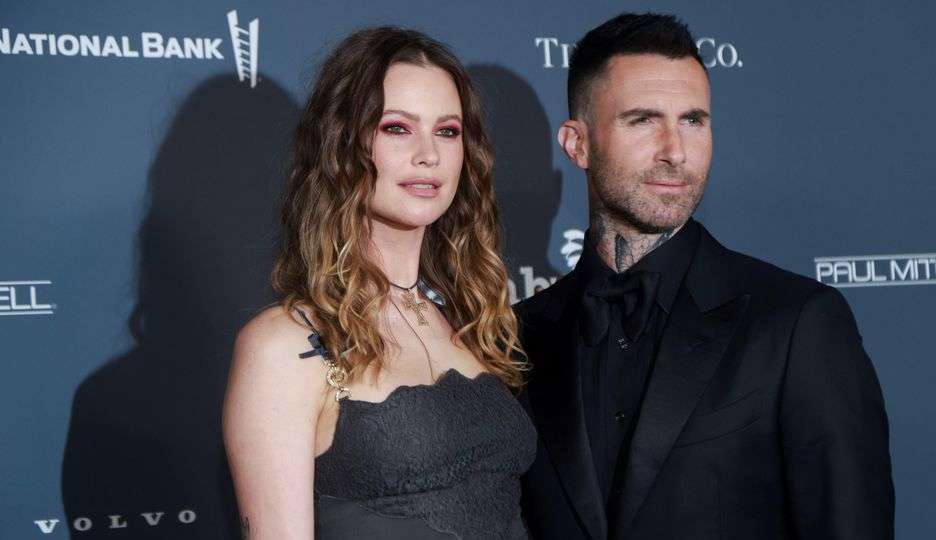 Esposa de Adam Levine desacredita de relação extraconjugal