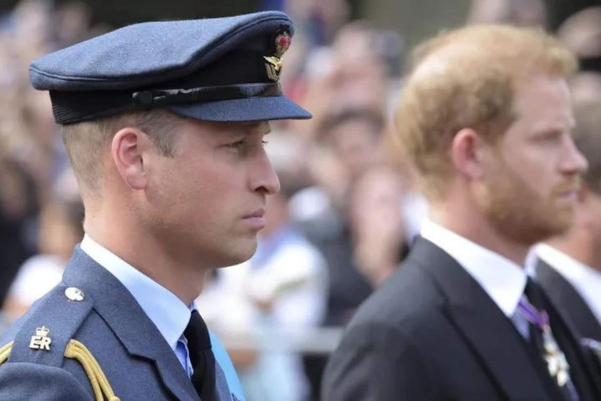 Principe William e seu irmão Harry na procissão do caixão da rainha Elizabeth II