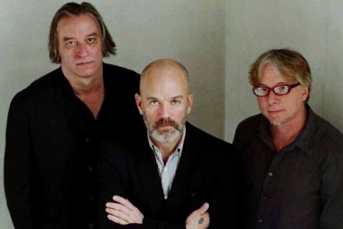 Integrantes do R.E.M olhando para a câmera