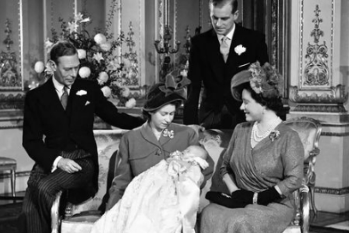 elizabeth II com uma criança no colo