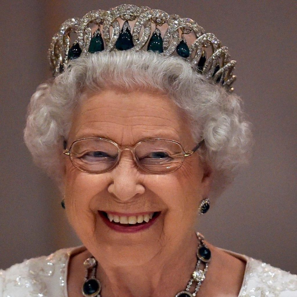 rainha-elizabeth-ii-coroa-sorrindo-1024x1024-1 Rainha Elizabeth II com coroa de esmeraldas e diamantes, sorridente