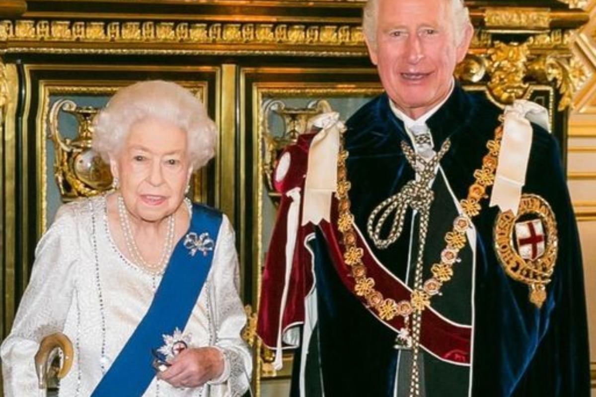 rainha elizabeth ii e charles posando com vestes reais em castelo