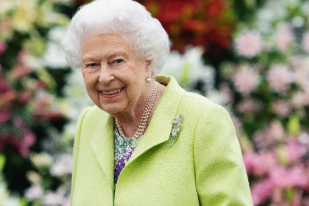 rainha-elizabeth-ii-posando-sorridente-com-look-verde-claro-1024x683-2 rainah elizabeth ii posando sorridente com roupa verde claro