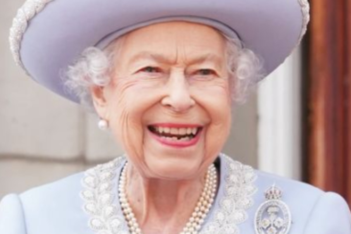 rainha elizabeth ii posando sorridente de sacada em evento