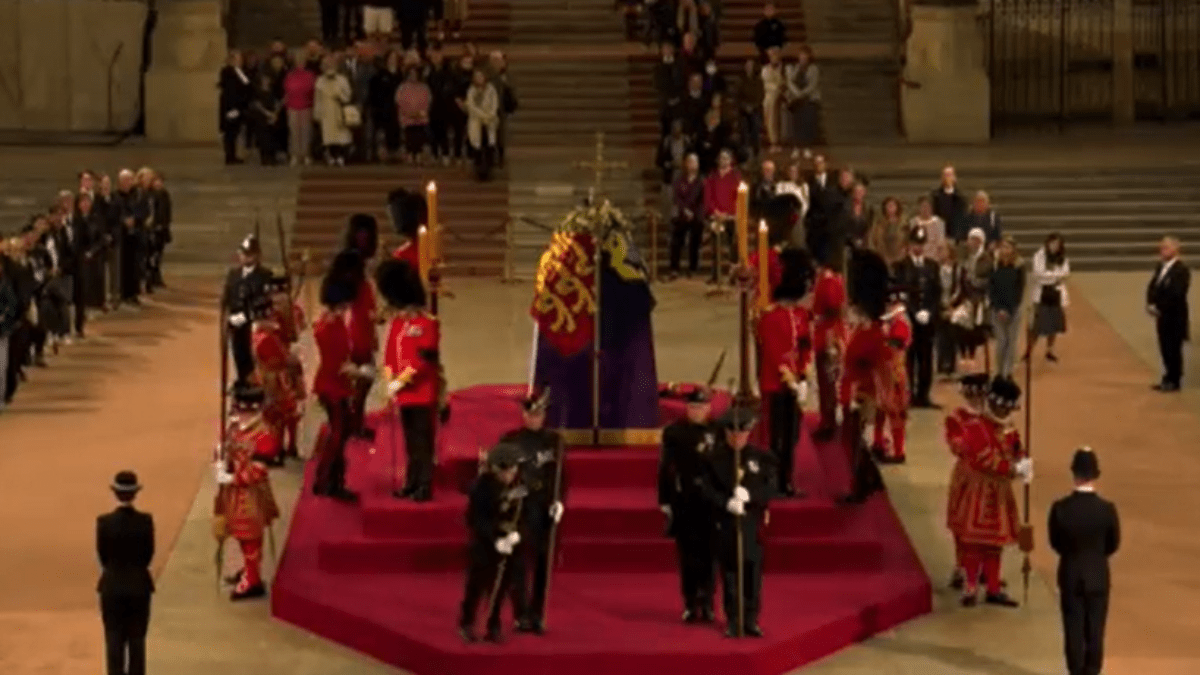 Vídeo: Guarda real desmaia durante velório da Rainha Elizabeth II