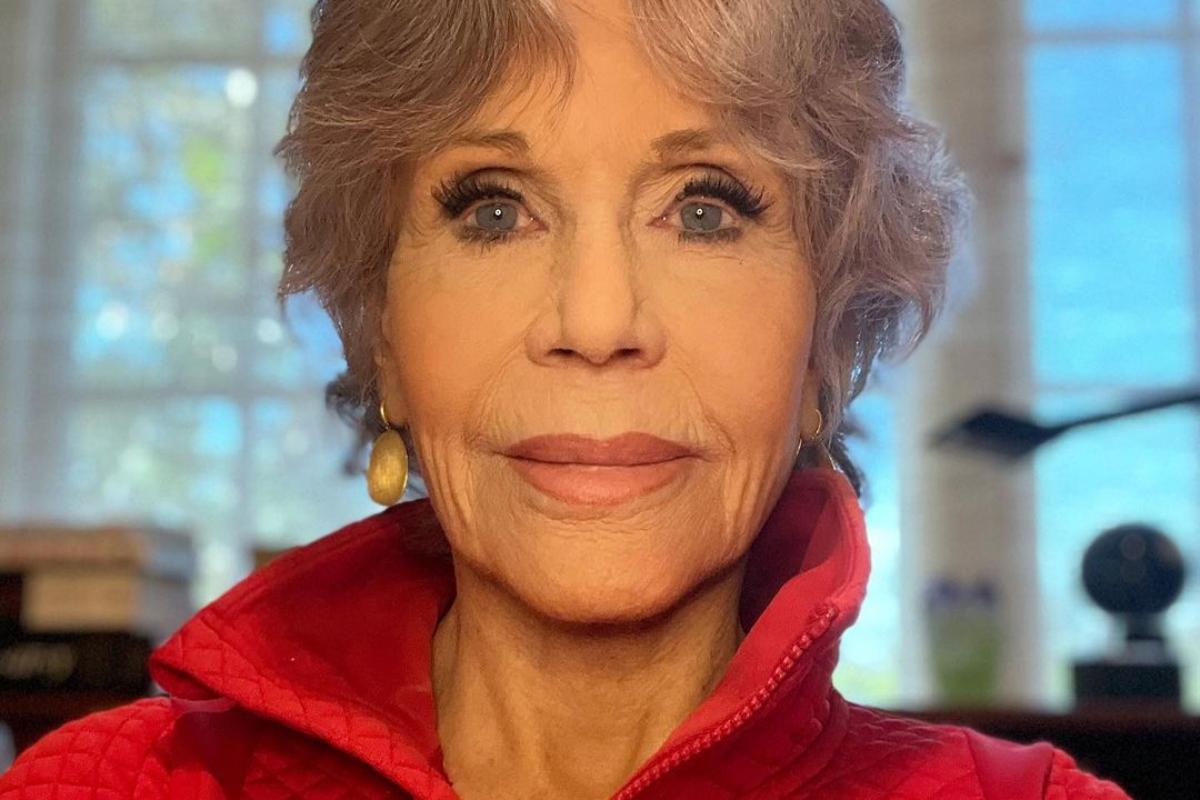 retrato de jane fonda séria com look vermelho