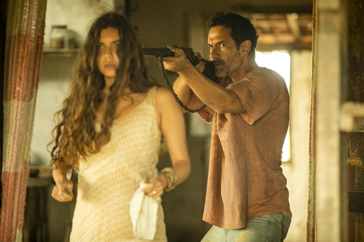 Solano (Rafa Sieg) e Juma (Alanis Guillen) em Pantanal