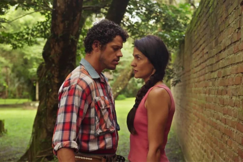 tadeu (josé loreto) e zefa (paula barbosa) se encarando em pantanal