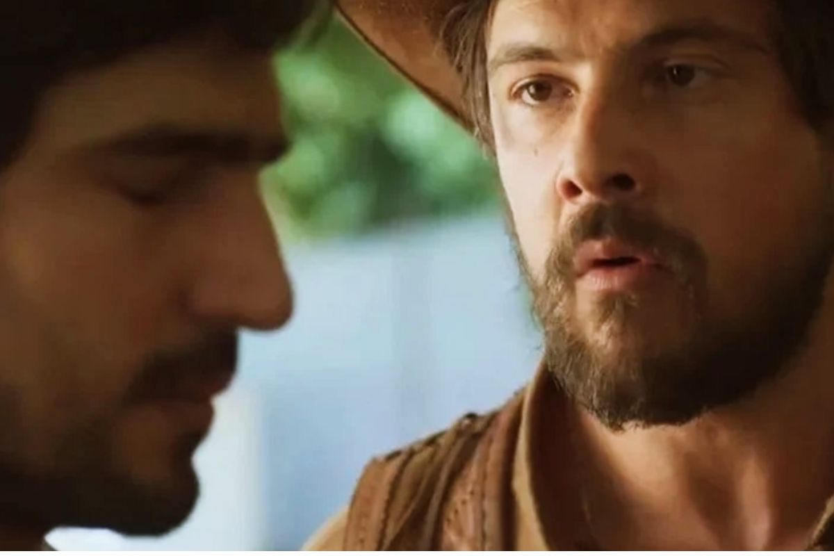 Tertulinho (Renato Góes) e Zé Paulino (Sérgio Guizé) em cena de Mar do Sertão