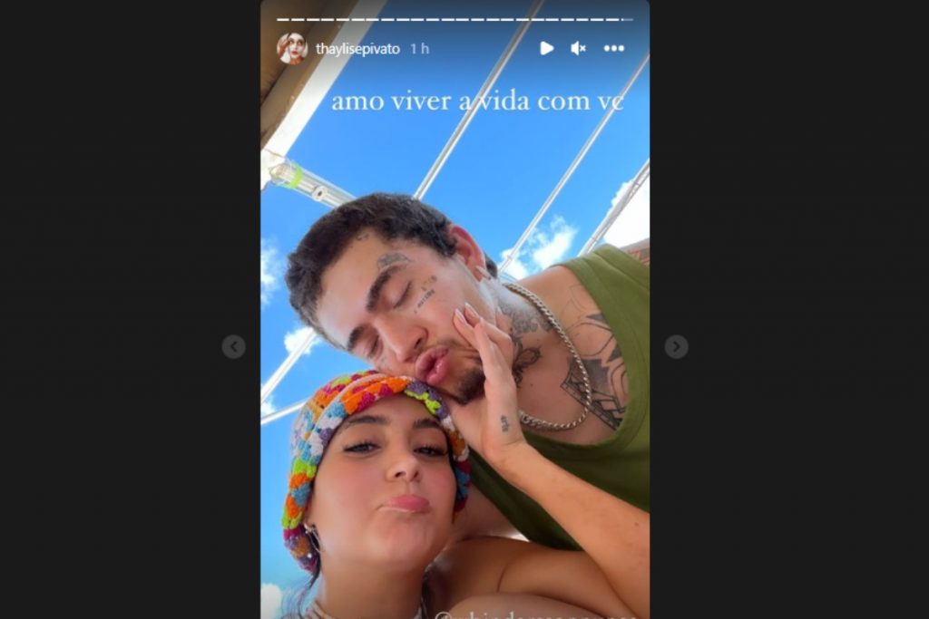 thaylise pivato posando agarrada com whindersson nunes em stories do instagram