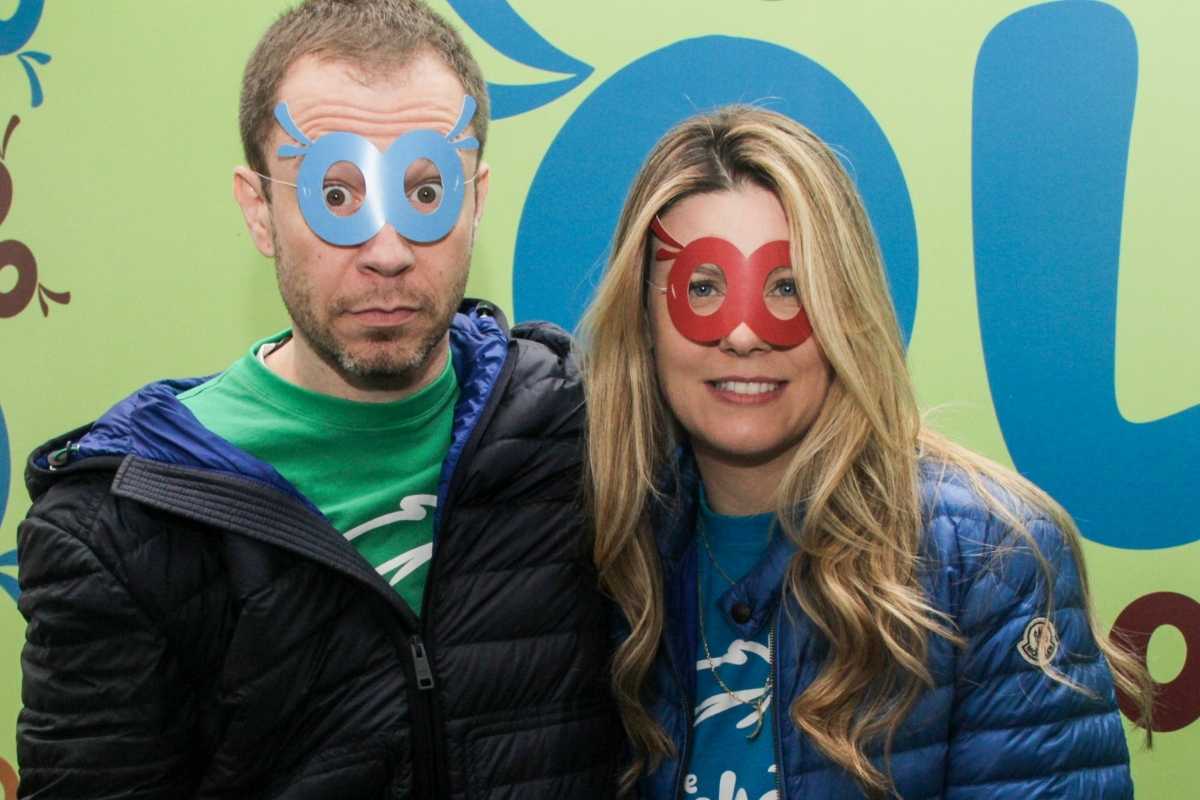 tiago leifert e daiana garbin posando em campanha de conscientização sobre câncer no olho