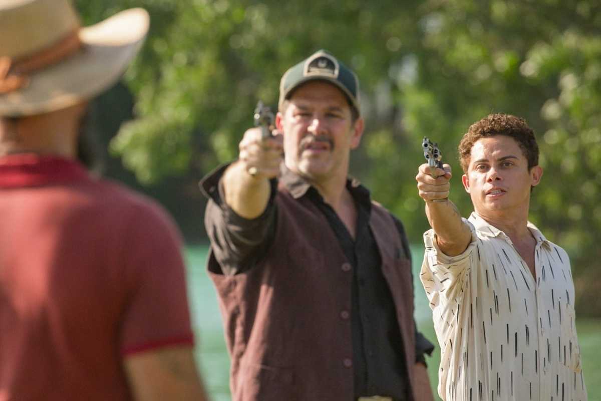 zaquieu (silvero pereira) ameaçando atirar em tenório (murilo benicio) em pantanal