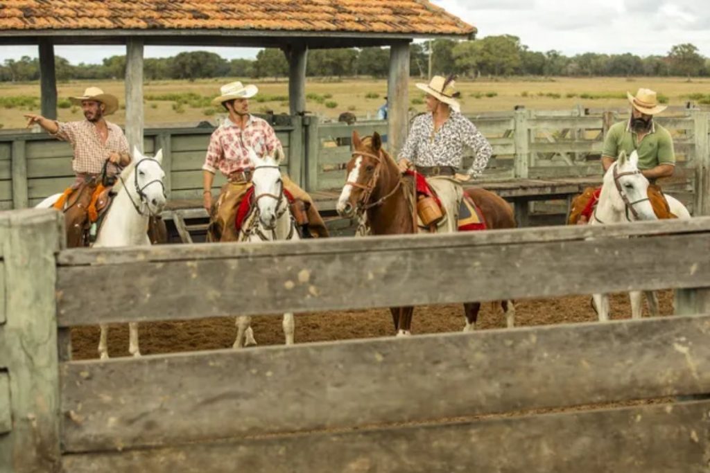 Zaquieu (Silvero Pereira) sai em comitiva em Pantanal