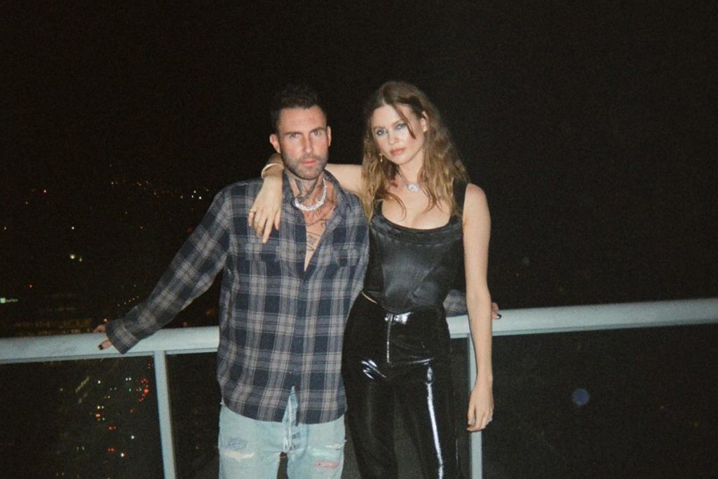 Adam Levine com a esposa Behati Prinsloo