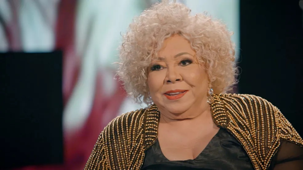 Alcione surge de cadeira de rodas após passar por cirurgia delicada
