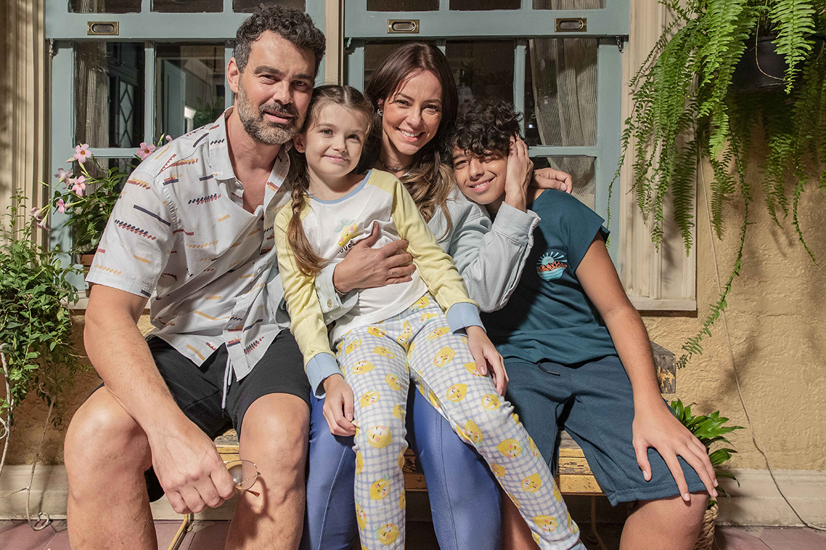 Alfredo (Carmo Dalla Vecchia), Pat (Paolla Oliveira), Gui (Diogo Caruso) e Sossô (Alice Camargo) em Cara e Coragem