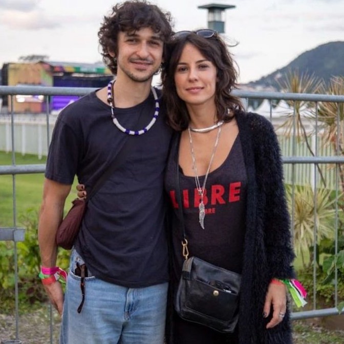 Andreia Horta e namorado posando para foto