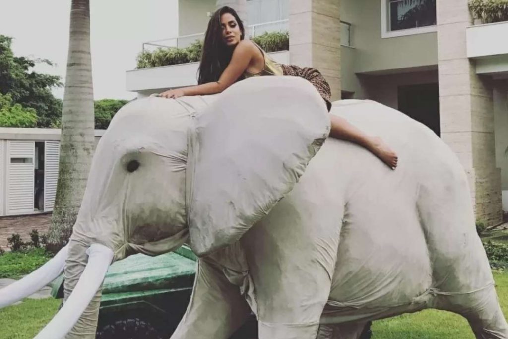 Anitta chegou a fazer diversas festas na mansão
