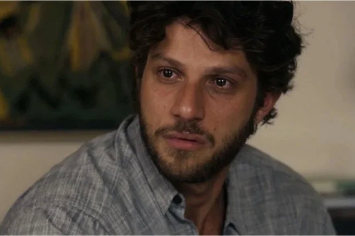 Ari (Chay Suede) chorando, em cena de Travessiia