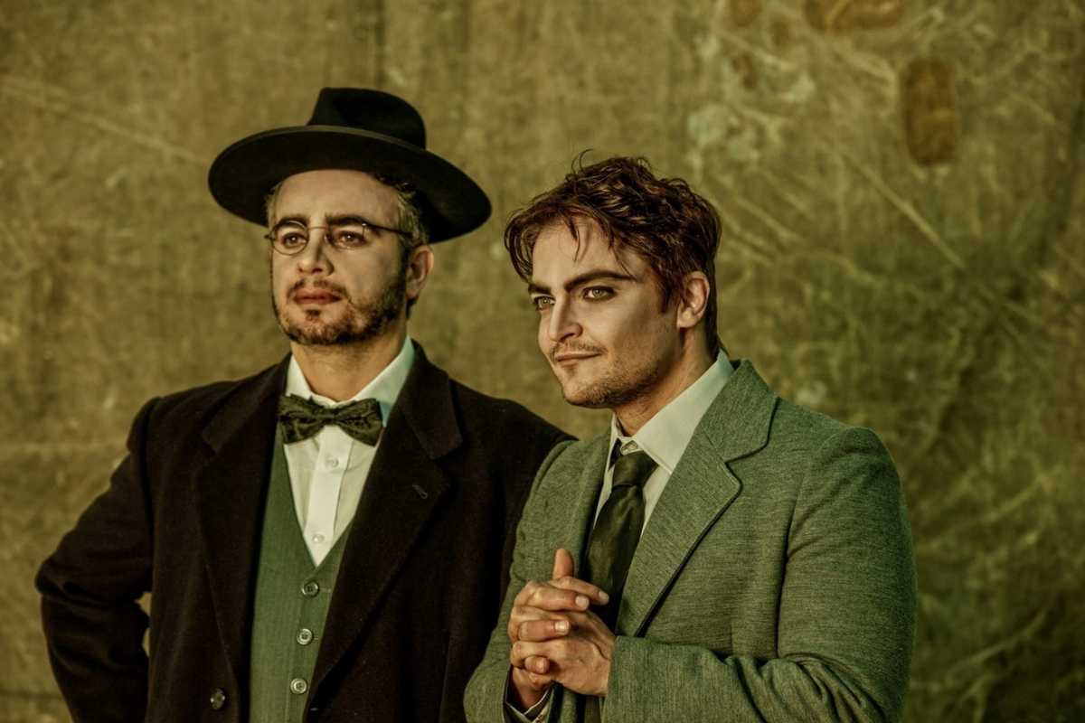 arte de divulgação de mauricio machado como franz kafka e anderson di rizzi como max brod na peça de teatro um beijo em franz kafka