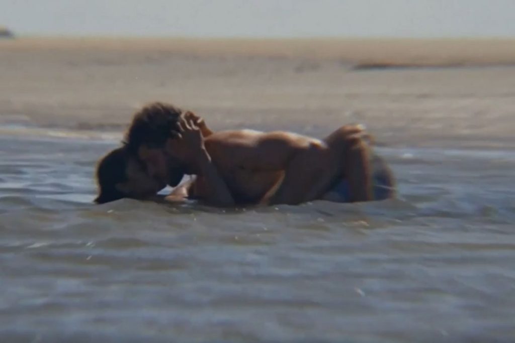 Brisa (Lucy Alves) e Ari (Chay Suede) transam na beira do rio em Travessia