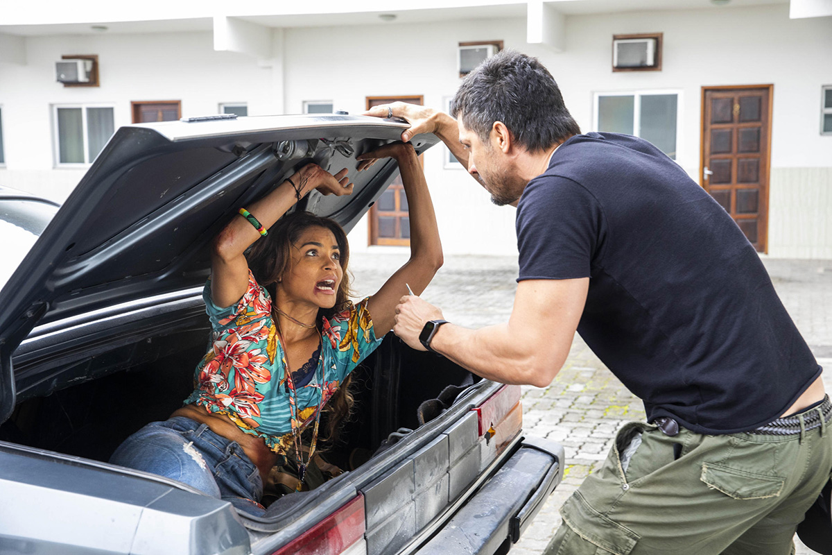 Brisa (Lucy Alves) e Oto (Rômulo Estrela) em Travessia