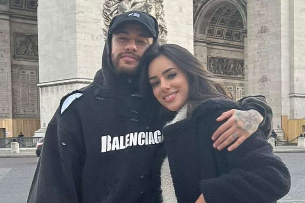 Neymar e Bruna Biancardi posando para foto