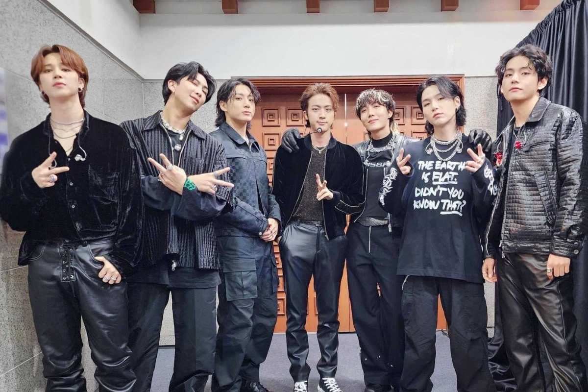 Integrantes do BTS posando para foto
