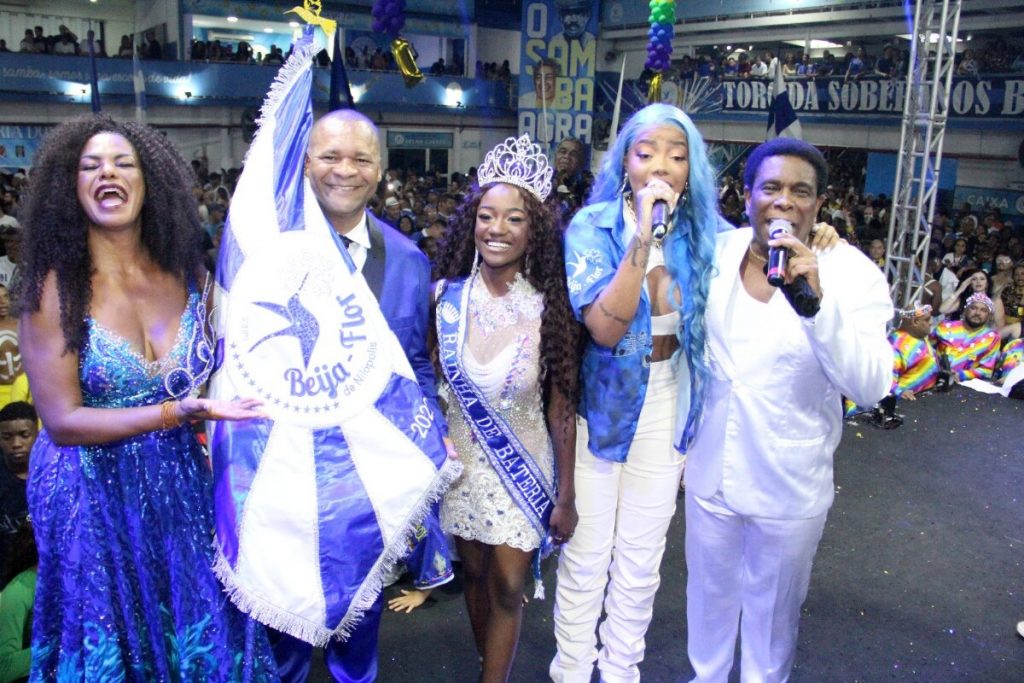 Casal de mestre-sala e porta-bandeira, a rainha de bateria, Ludmilla e Neguinho da Beija-Flor