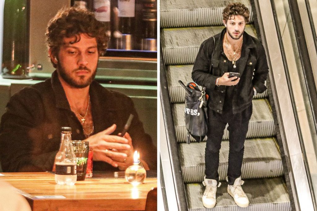 Chay Suede em passeio no shopping Village Mall, no Rio de Janeiro