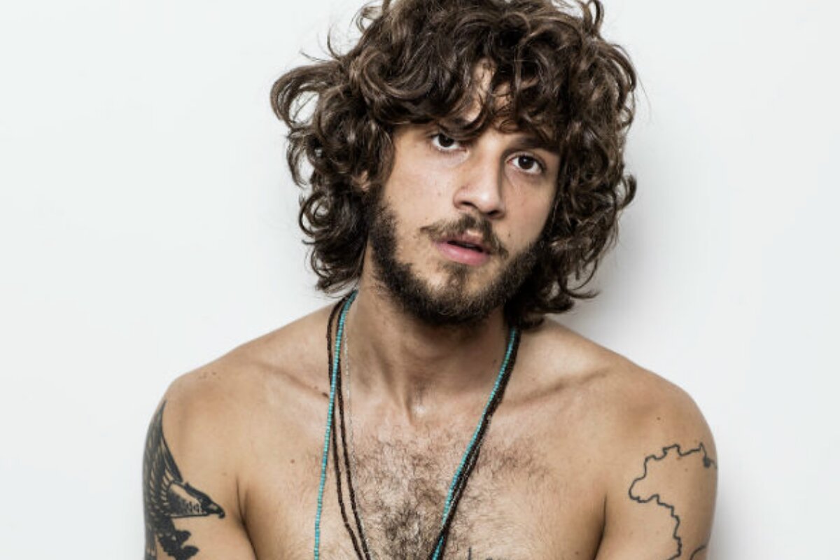 Chay Suede sem camisa e de colares