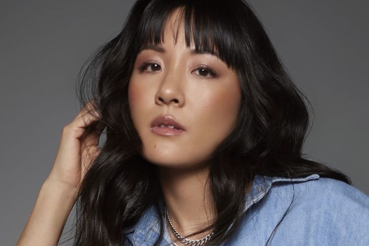 constance wu posando fazendo carão